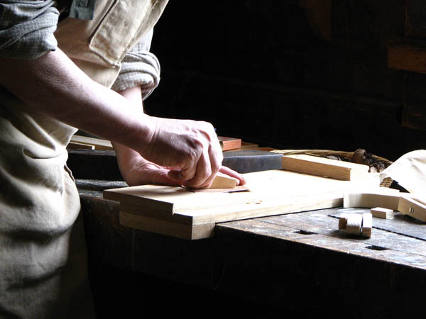 Nacemos de la influencia y formación  heredada en el sector de la <strong>carpintería de madera y ebanistería  en Valverde de la Vera.</strong>